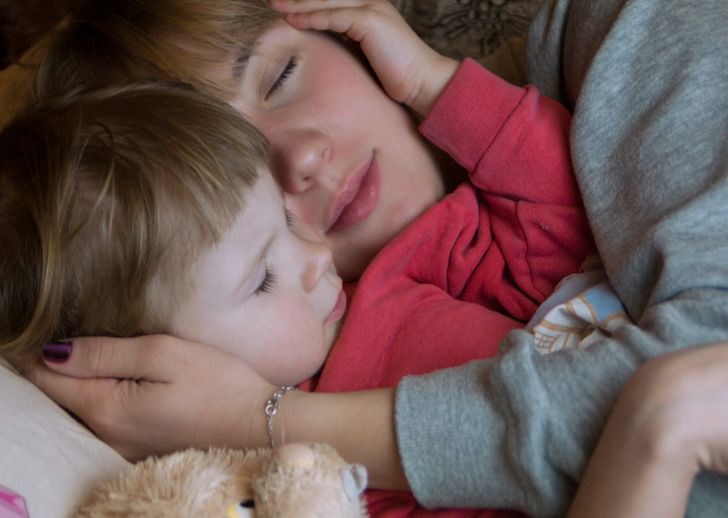 5 მნიშვნელოვანი კითხვა, რომელიც თქვენს შვილებს დაძინებამდე უნდა დაუსვათ