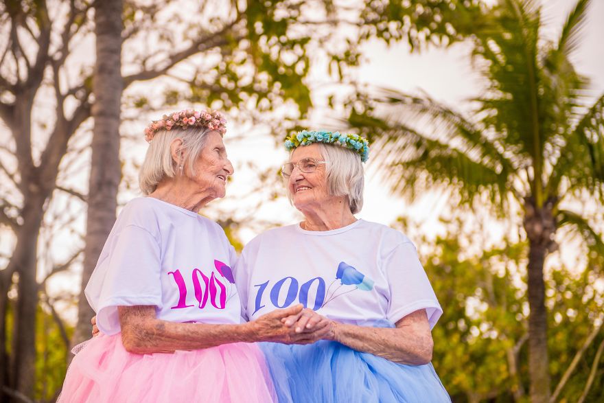 ტყუპი დები 100 წლის იუბილეს აღნიშნავენ - შთამბეჭდავი ფოტოსესია