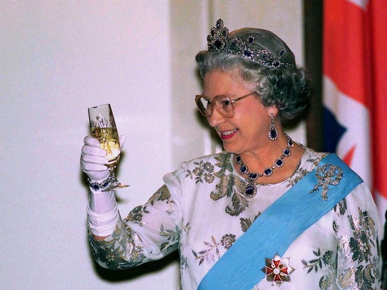 ელიზაბეტ II-ის სასმელების მენიუ - დედოფალი ალკოჰოლურ სასმელს დღეში 4-ჯერ მიირთმევს