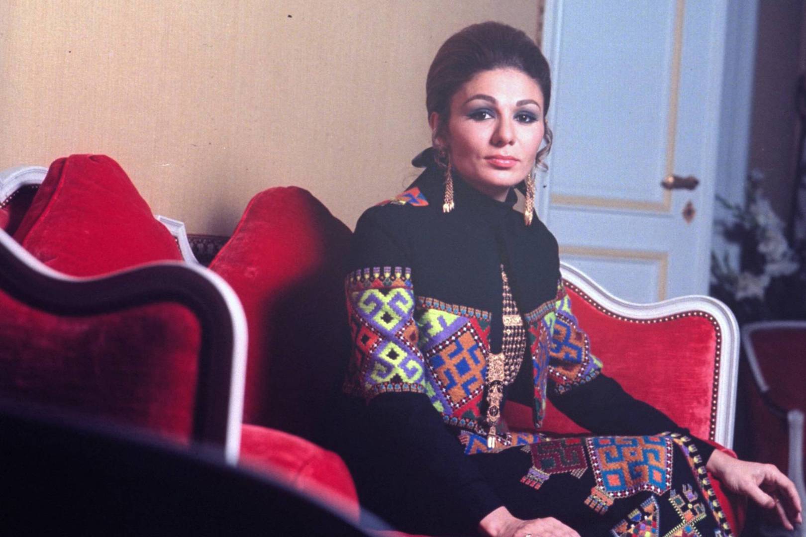 ფარაჰ ფეჰლევი - ირანის უკანასკნელი დედოფალი, თავისუფლების სიმბოლო და ქალი, რომელსაც ჯეკი კენედს ადარებდნენ