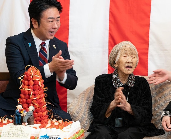 მსოფლიოს ყველაზე ასაკოვანი ადამიანი - 116 წლის იაპონელი ქალი ბედნიერი და ხანგრძლივი ცხოვრების საიდუმლოს ამხელს