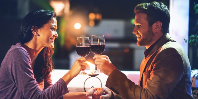 წყვილებს, რომლებსაც უყვართ ერთად ალკოჰოლის მიღება, მყარი ურთიერთობა აქვთ - ახალი კვლევის შედეგი