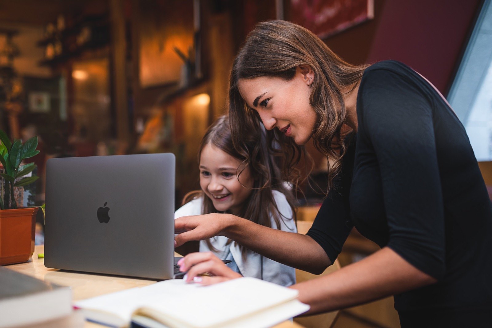 თუ თქვენი შვილისთვის კომპიუტერის შერჩევის პროცესში ხართ, MacBook-ი საუკეთესო გადაწყვეტილებაა - მისი შესაძლებლობები ამოუწურავია