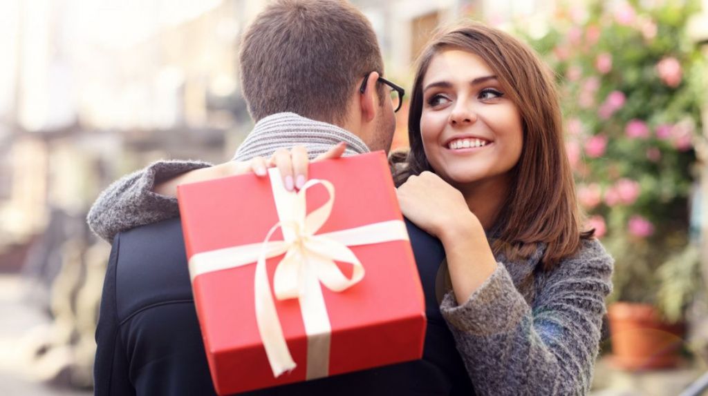 10 ყველაზე რომანტიკული საჩუქარი, რომელიც შეგიძლიათ საყვარელ მამაკაცს დაბადების დღეზე აჩუქოთ
