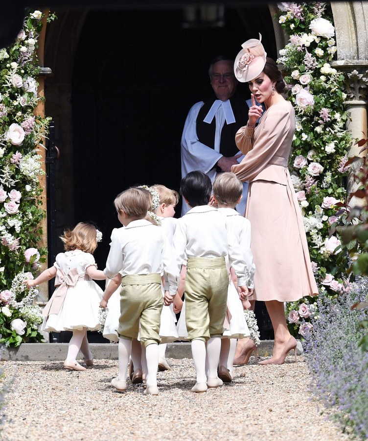 პიპა მიდლტონი დაქორწინდა - ნახეთ, რა ეცვათ სამეფო ოჯახის წარმომადგენლებს ცერემონიაზე - შთამბეჭდავი ფოტოები წლის ქორწილიდან