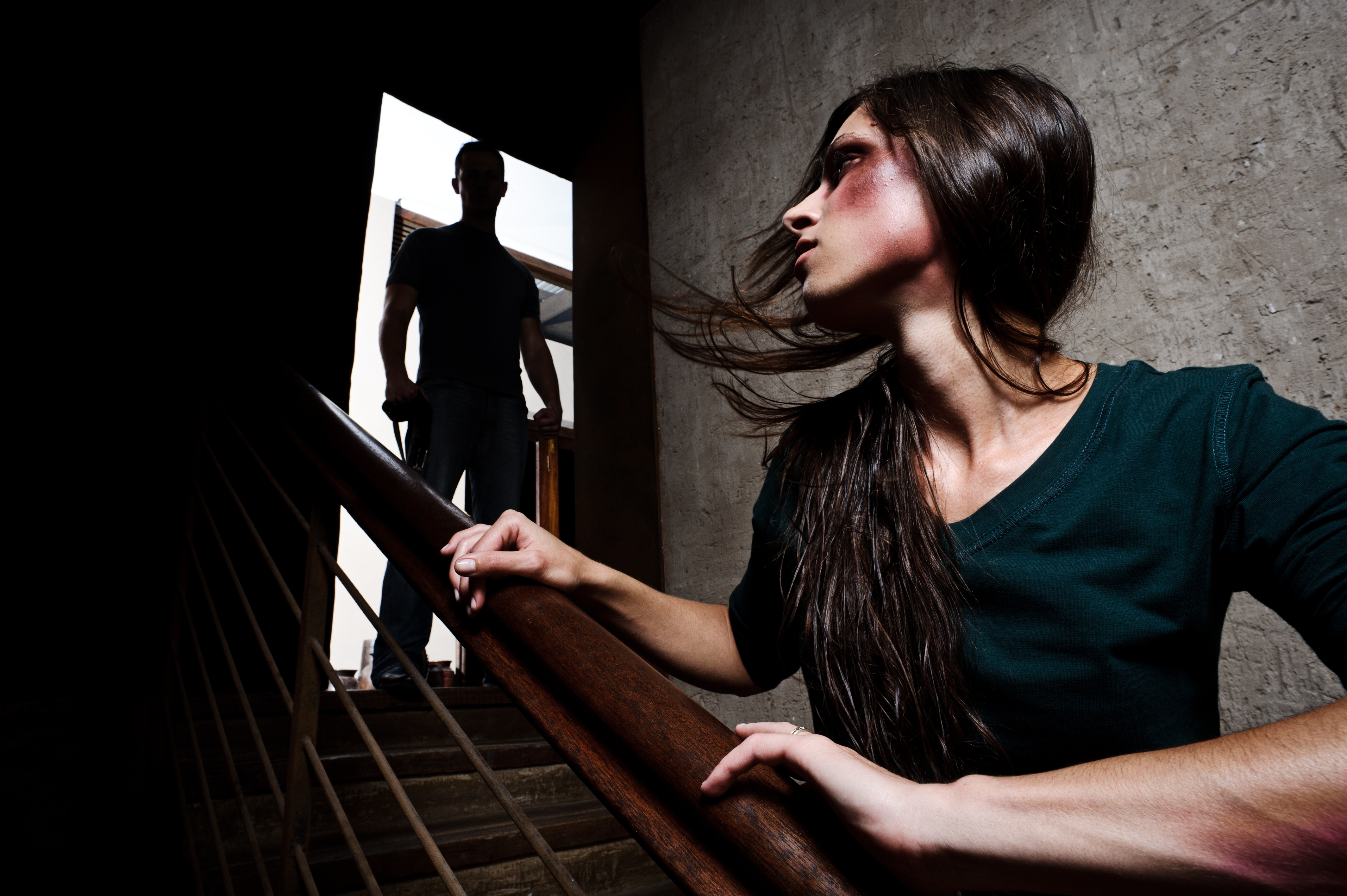 10 ნიშანი იმისა, რომ თქვენ ოჯახური ძალადობის მსხვერპლი ხართ