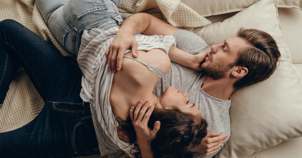 10 მტკიცებულება იმისა, რომ მამაკაცს ძალიან უყვარხართ და თქვენ გარეშე ვერ ძლებს
