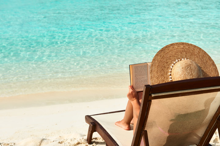 ზაფხულში წასაკითხი წიგნების სია - 7 მარტივად წასაკითხი და საინტერესო წიგნი ზღვის სანაპიროსთვის