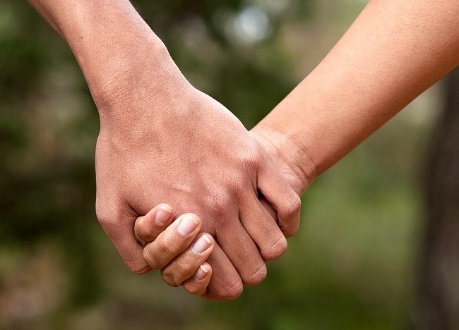 როგორ ჰკიდებთ საყვარელ ადამიანს ხელს ხელზე?- გაიგეთ თქვენი სასიყვარულო კავშირის შესახებ სიმართლე