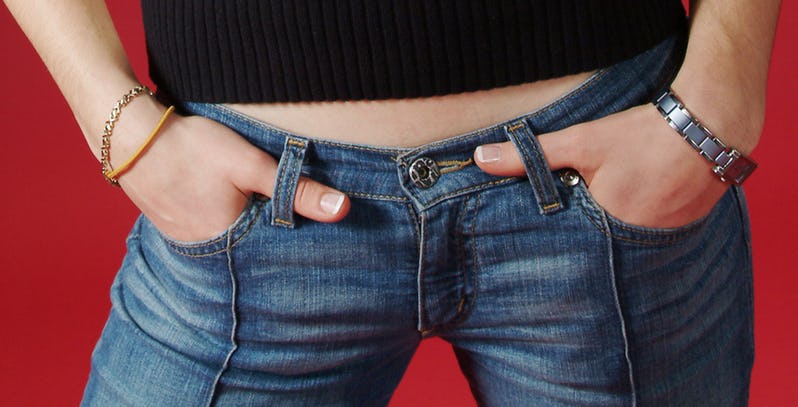 დაბალწელიანი ჯინსის შარვლები მოდას უბრუნდება - 2019 წლის მთავარი ტენდენცია