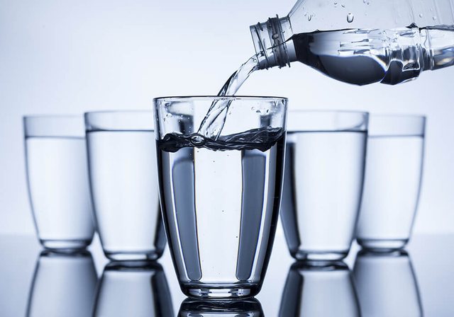 როგორ გამოვთვალოთ წყლის რაოდენობა, რომლის დალევაც ყოველდღე გჭირდებათ?