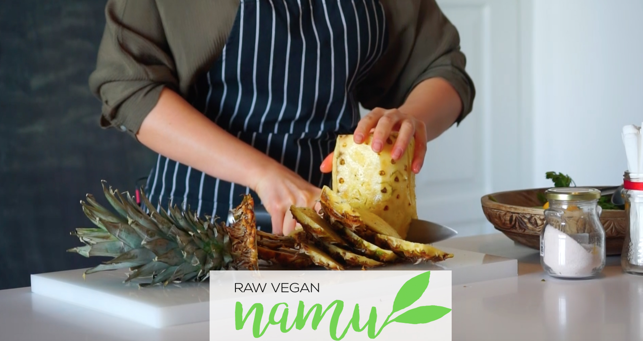 ვეგანური სამზარეულო: მოვამზადოთ ანანასი-კიტრის გასპაჩო (ვიდეო)