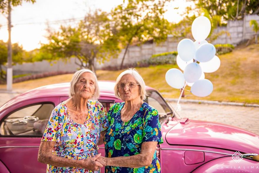 ტყუპი დები 100 წლის იუბილეს აღნიშნავენ - შთამბეჭდავი ფოტოსესია