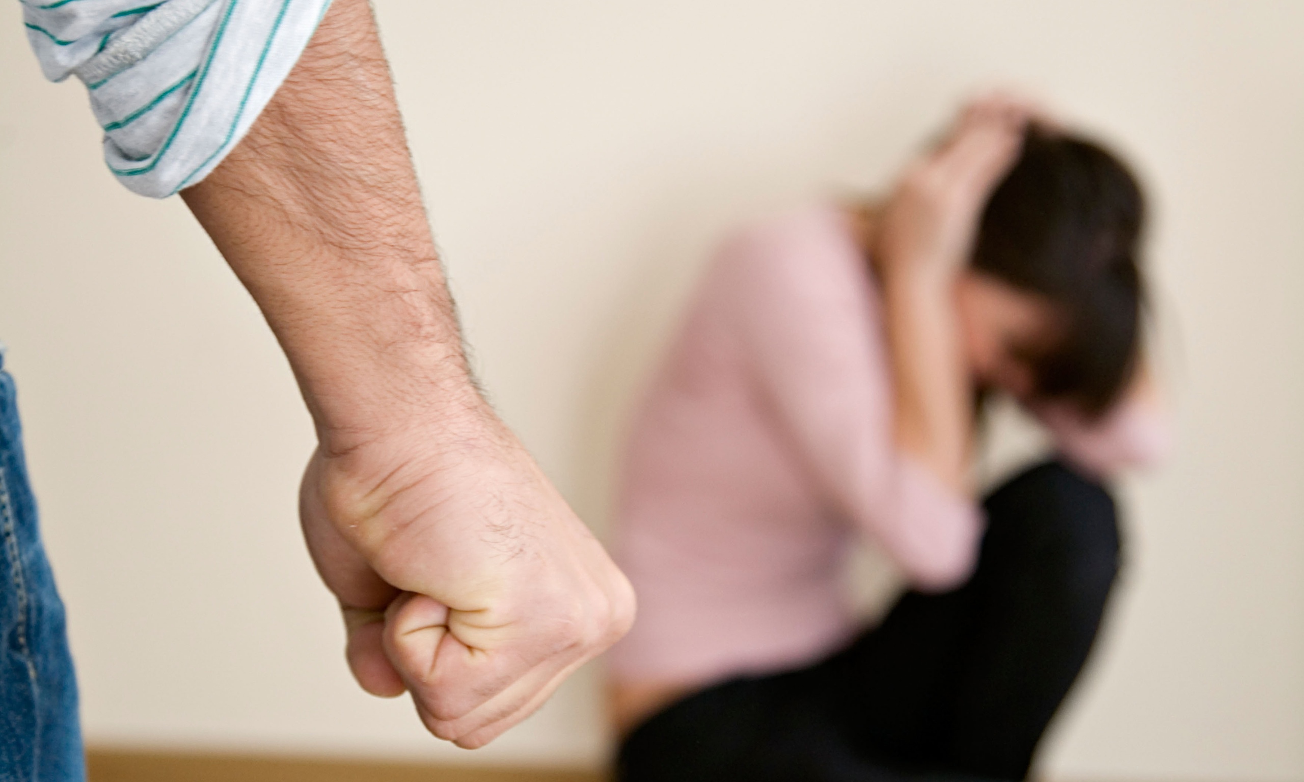 10 ნიშანი იმისა, რომ თქვენ ოჯახური ძალადობის მსხვერპლი ხართ